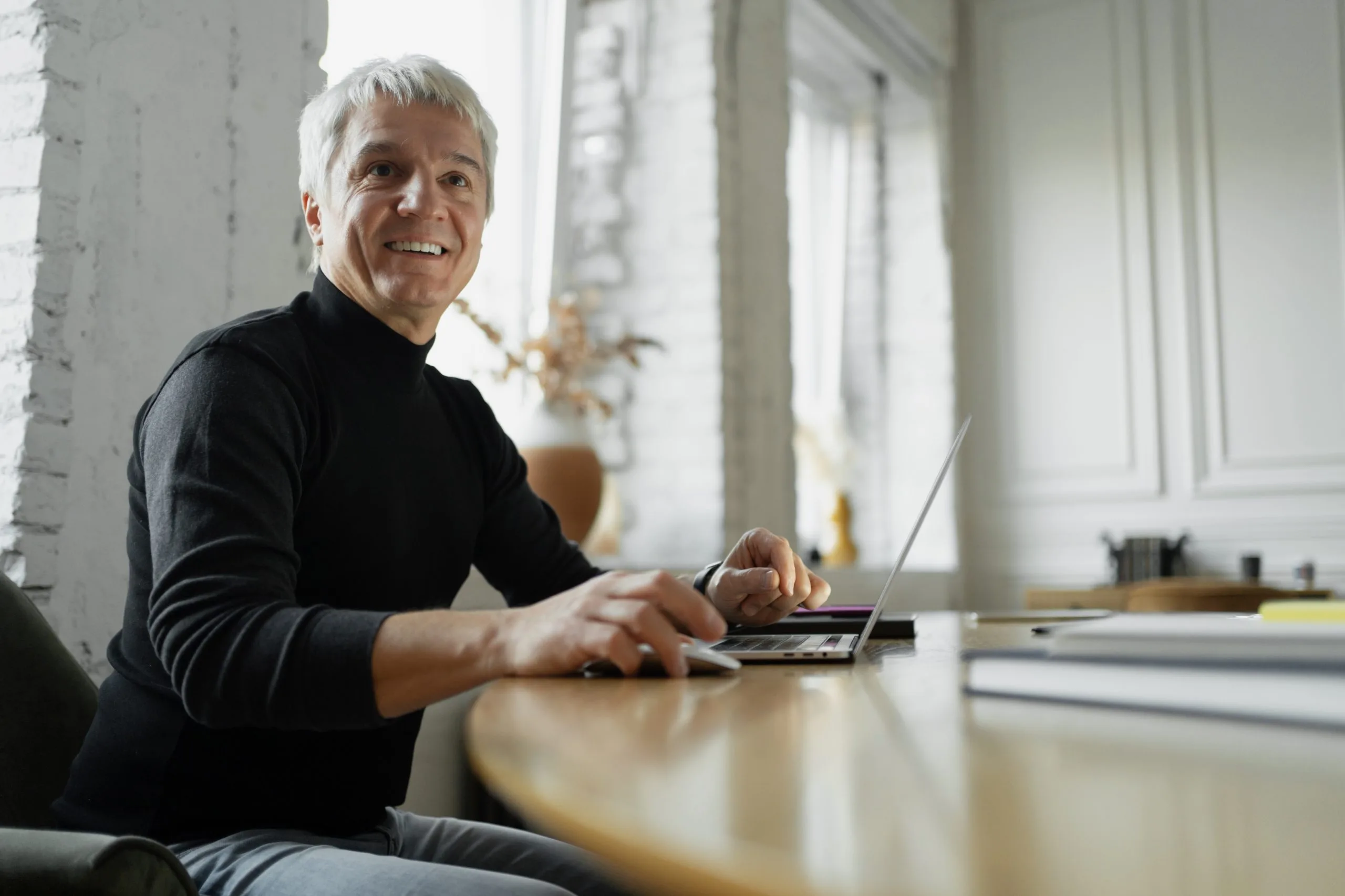 Conseiller expliquant la retraite et la protection sociale à Haguenau