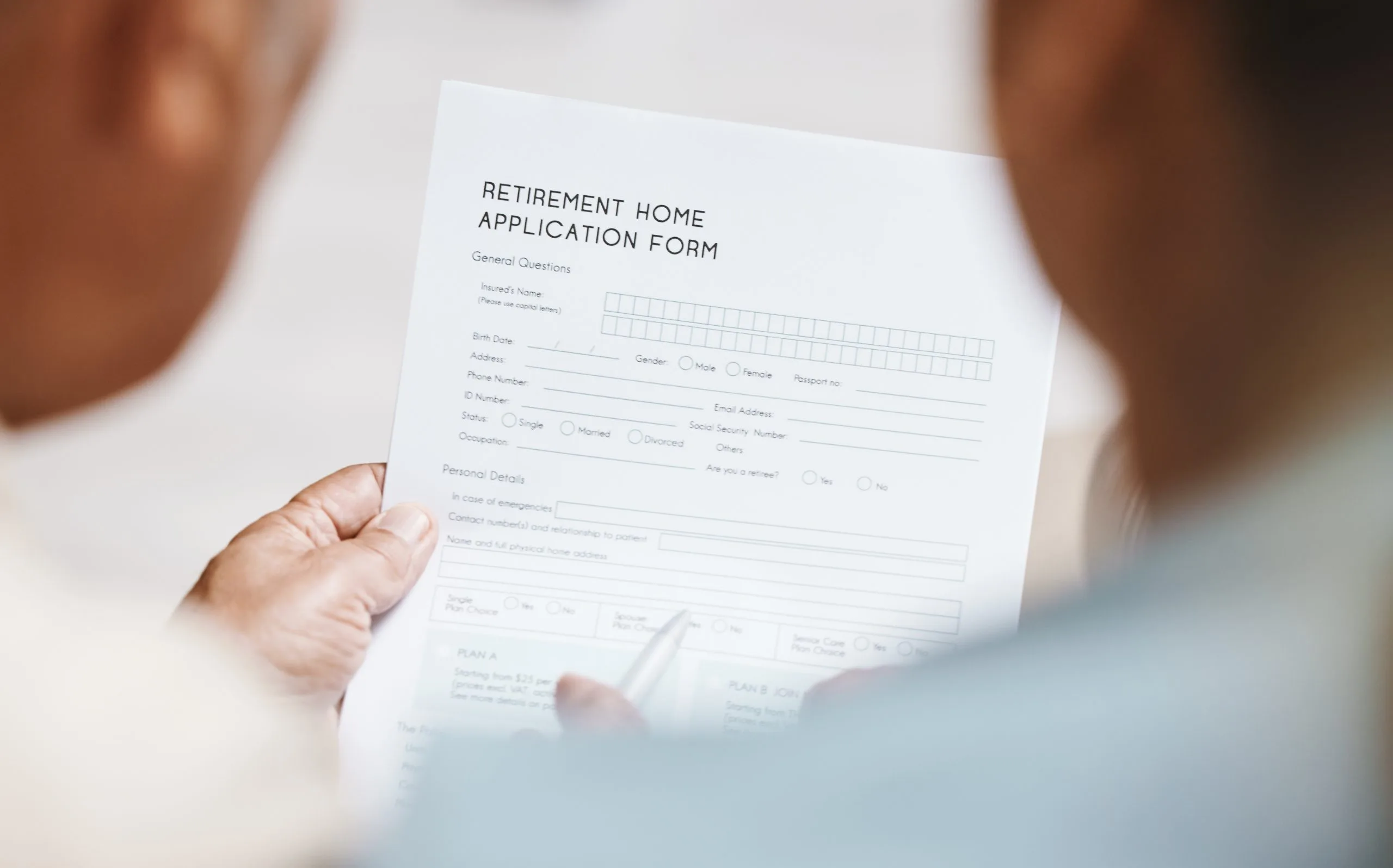 Retraite : quand faire sa demande et comment anticiper les démarches Main posée sur un formulaire officiel de demande de retraite