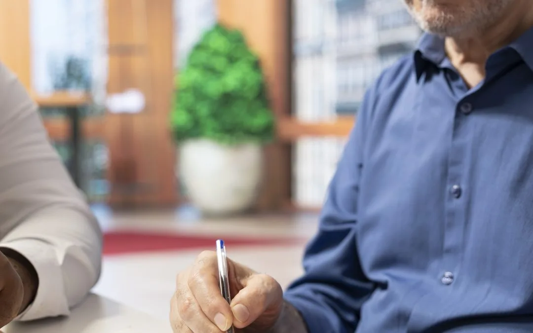 consultant un dossier retraite avec un conseiller