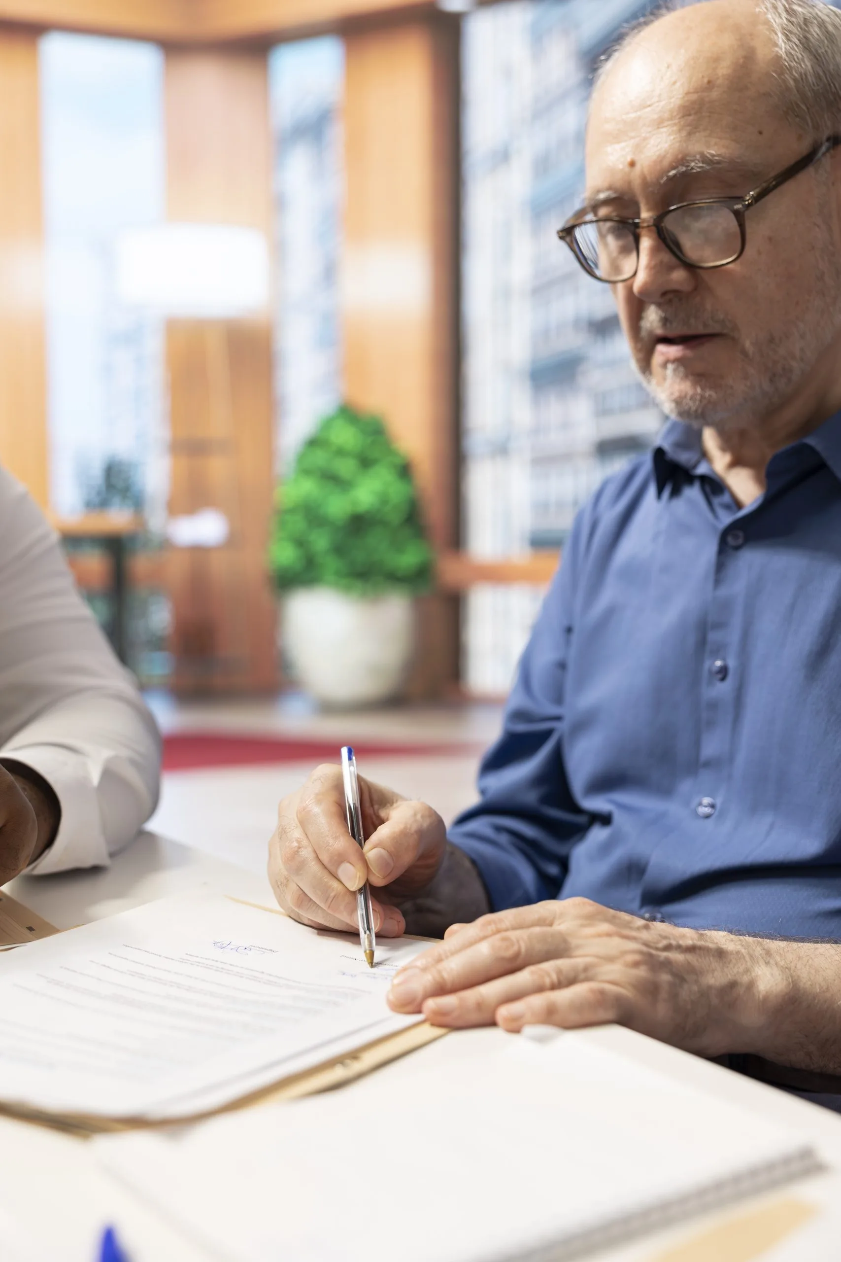consultant un dossier retraite avec un conseiller